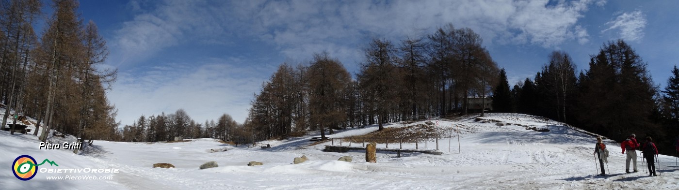 07 Parcheggio auto innevato ai Roccoli dei Lorla .jpg